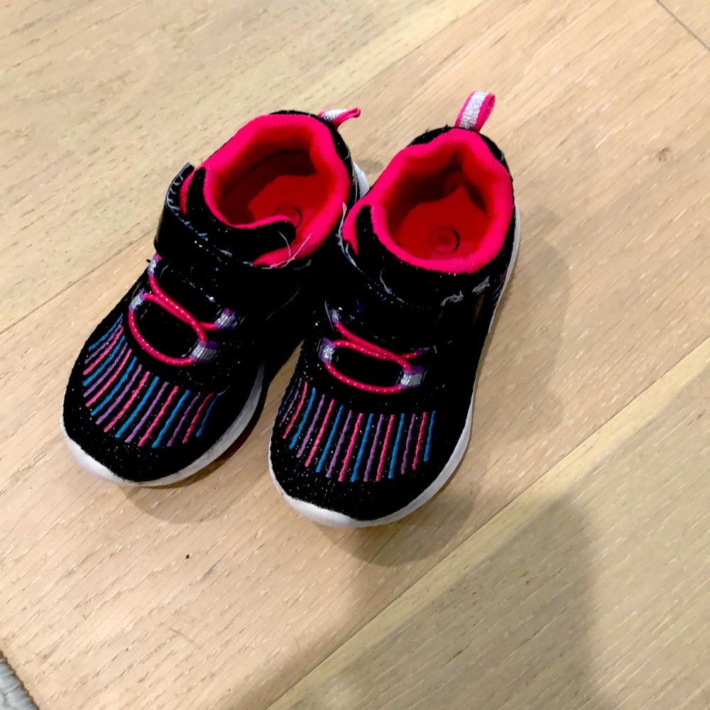 Toddler wide tennis shoe